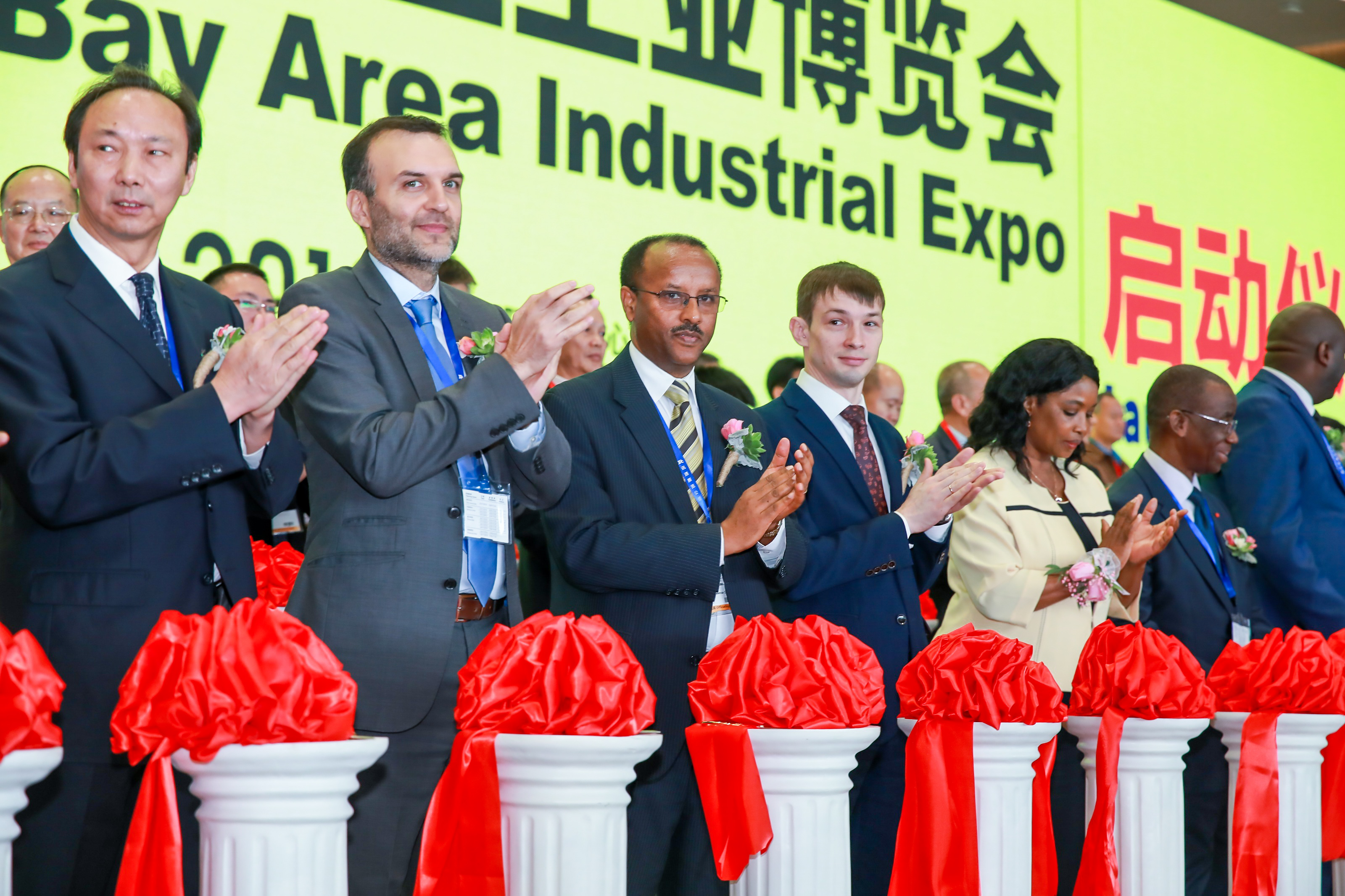 Foreign consulate officers visiting a DMP exhibition